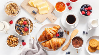 Что не стоит есть на завтрак: 15 продуктов, которые вредят здоровью и фигуре