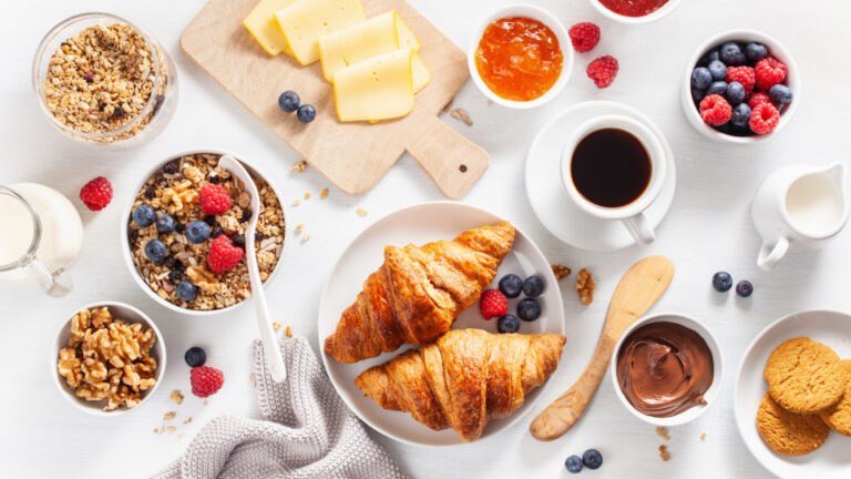 Что не стоит есть на завтрак: 15 продуктов, которые вредят здоровью и фигуре