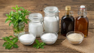 Сахарозаменители: полный гид по выбору, пользе и скрытым рискам