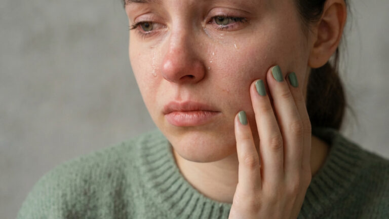 «Кортизоловое лицо»: как стресс меняет нашу внешность и что с этим делать