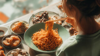 Мукбанг и кукбанг: что это такое и как влияет на здоровье