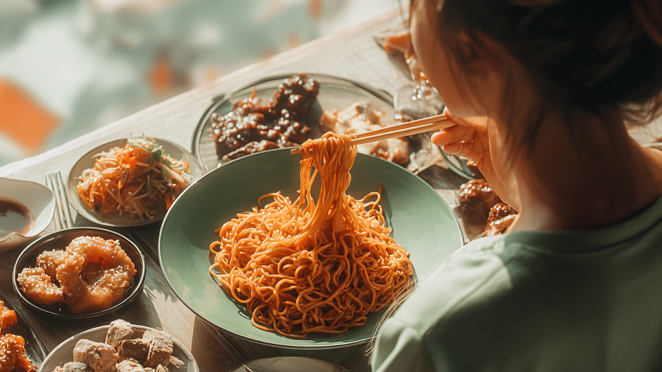 Мукбанг и кукбанг: что это такое и как влияет на здоровье