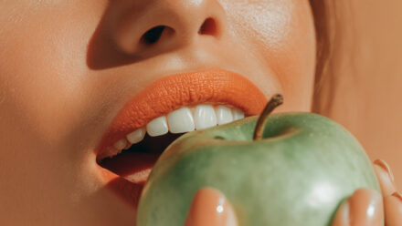 Здоровье десен и зубов: как питание влияет на состояние полости рта